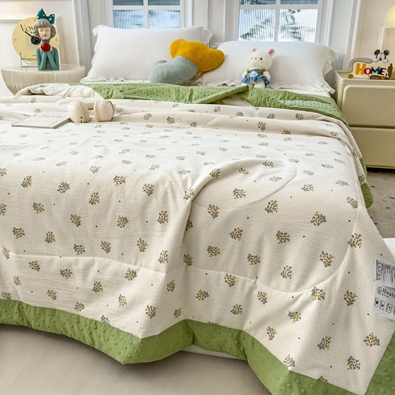 Lightweight Floral Print Summer Quilt Polyester Bedding | 3 Patterns & 4 Sizes 39x59-79x91 In | Breathable Year-Round Comfort