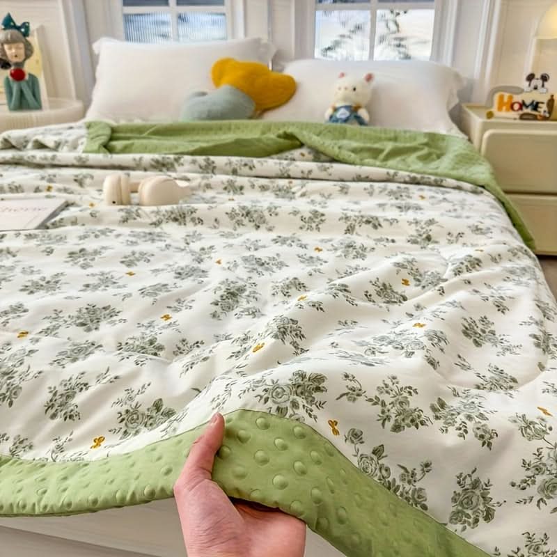 Lightweight Floral Print Summer Quilt Polyester Bedding | 3 Patterns & 4 Sizes 39x59-79x91 In | Breathable Year-Round Comfort