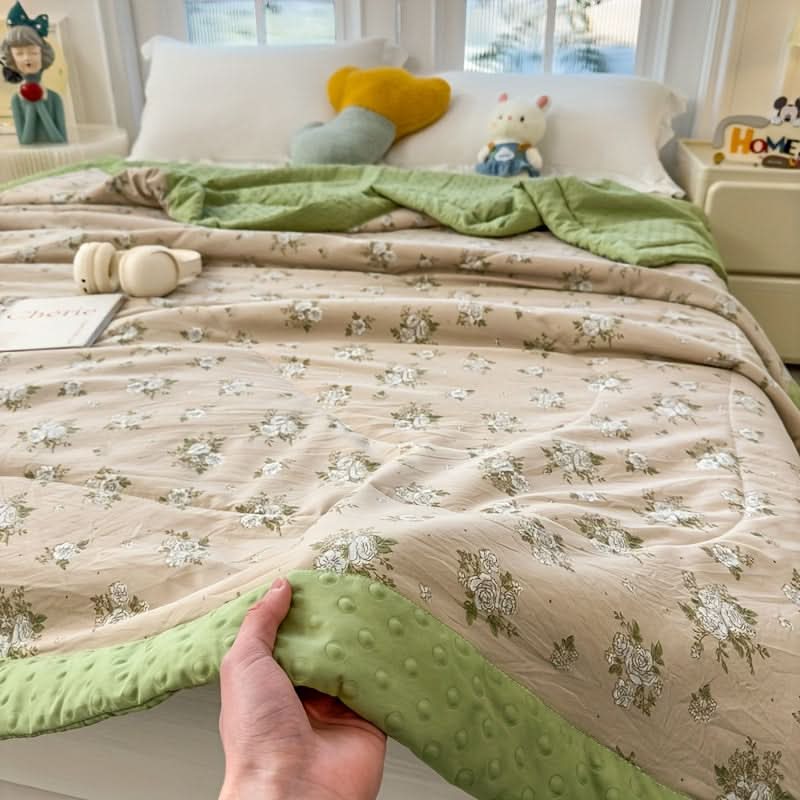 Lightweight Floral Print Summer Quilt Polyester Bedding | 3 Patterns & 4 Sizes 39x59-79x91 In | Breathable Year-Round Comfort