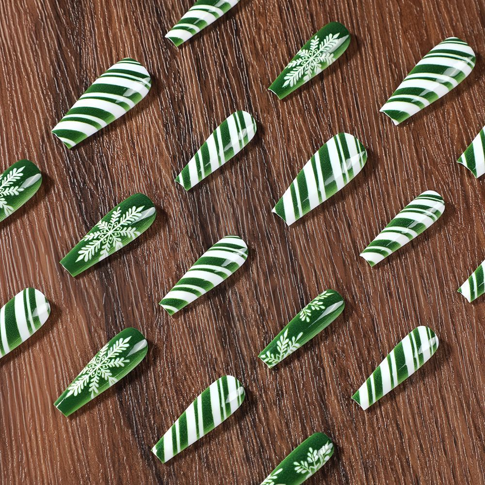 Christmas Nail Design Set with Festive Tips | Press On Nails in White or Patterned | Durable Xmas Manicure for Parties