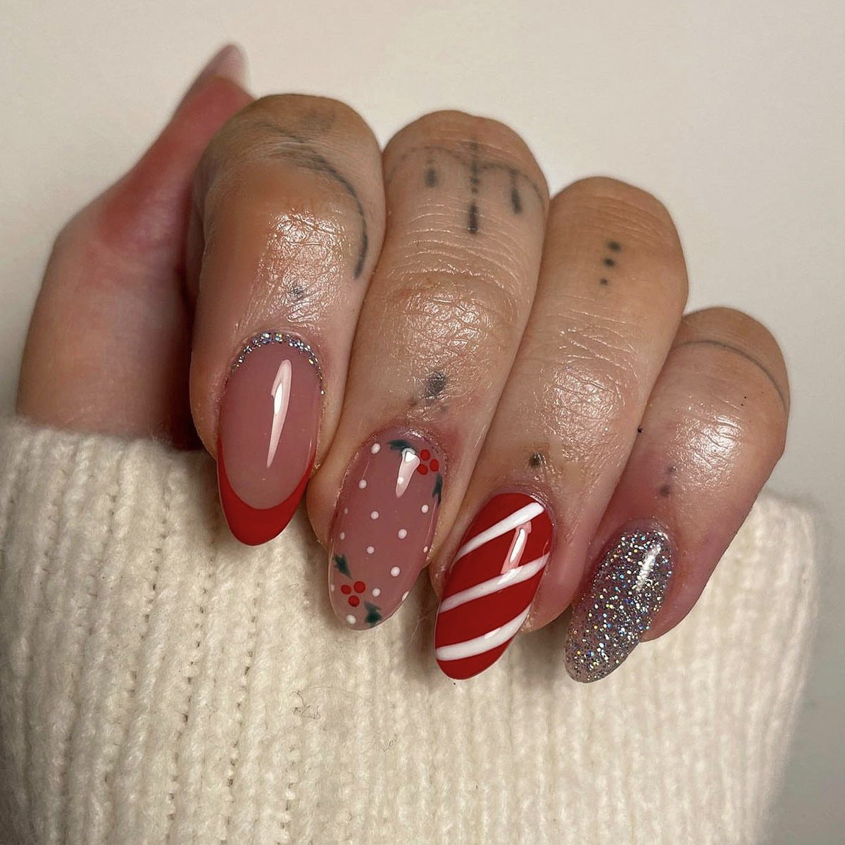Christmas Nail Art Set with Vibrant Colours | Press On Nails with Festive Motifs | Xmas Manicure for Parties and Photos