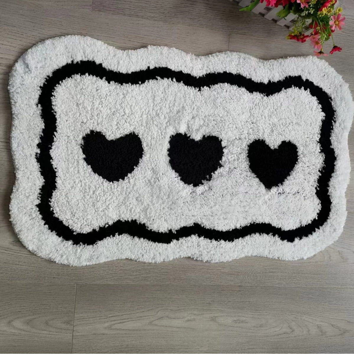 Tufted Bath Mat with Heart Pattern and Scalloped Edge | Soft Absorbent Bathroom Rug | Non-Slip Underside