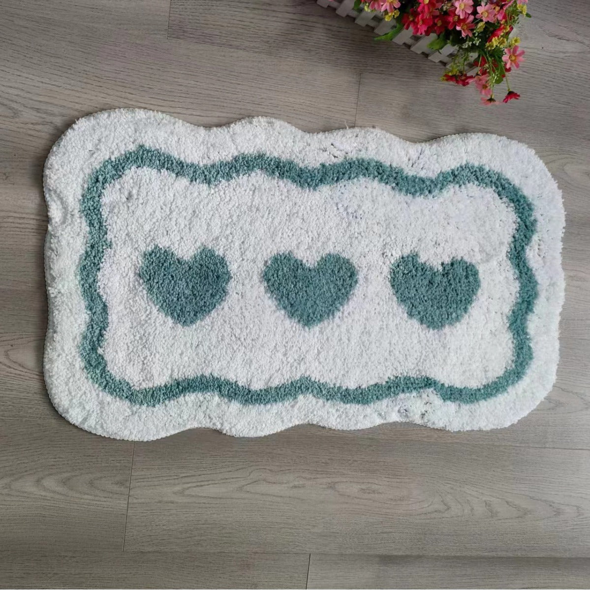 Tufted Bath Mat with Heart Pattern and Scalloped Edge | Soft Absorbent Bathroom Rug | Non-Slip Underside