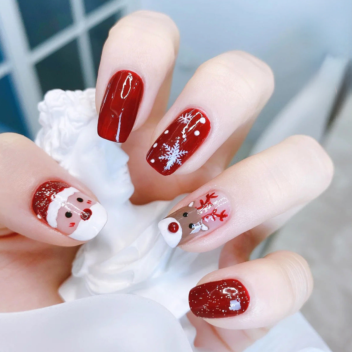 Christmas Nails with Reindeer and Snowflake Motifs | 24 Press On Fingernails in Mixed Sizes | Reusable Kit with Adhesive Tabs